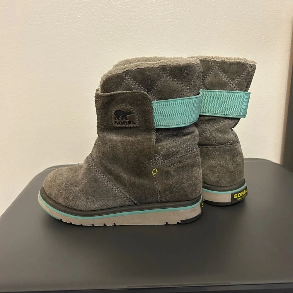Sorel Youth Rylee Winter boots Grey suede with a teal accent strap Girls Size 11